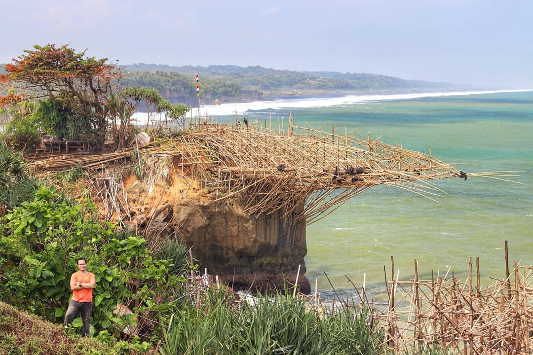 Pantai Cicaladi - Info Tiket Masuk, Foto, Rute, Ulasan.