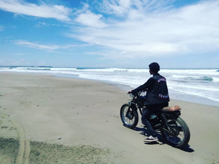 Pantai Gunung Geder - Info Tiket Masuk, Foto, Rute, Ulasan