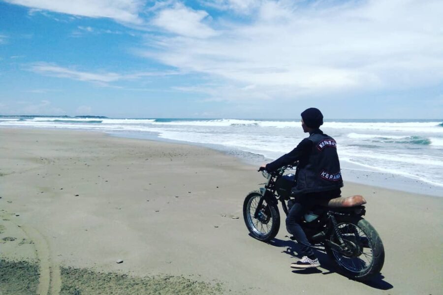 Pantai Gunung Geder - Info Tiket Masuk, Foto, Rute, Ulasan