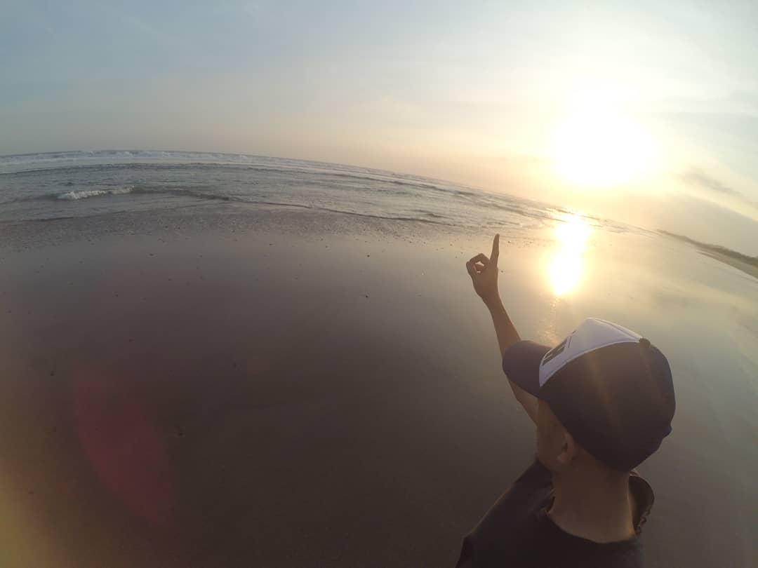 Pantai Gunung Geder - Info Tiket Masuk, Foto, Rute, Ulasan