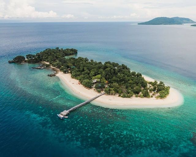 Pulau Lihaga seluas delapan hektar ini tidak berpenghuni, tetapi menyimpan pesona yang tidak bisa diabaikan. Pulau Lihaga seluas delapan hektar ini tidak berpenghuni, tetapi menyimpan pesona yang tidak bisa diabaikan.