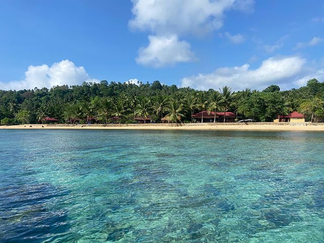 Pulau ini, dengan luas lebih dari 200 hektar, memiliki empat desa di dalamnya: Tambun, Talise, Air Banoa, dan Kina Bubutan. Pulau ini, dengan luas lebih dari 200 hektar, memiliki empat desa di dalamnya: Tambun, Talise, Air Banoa, dan Kina Bubutan.