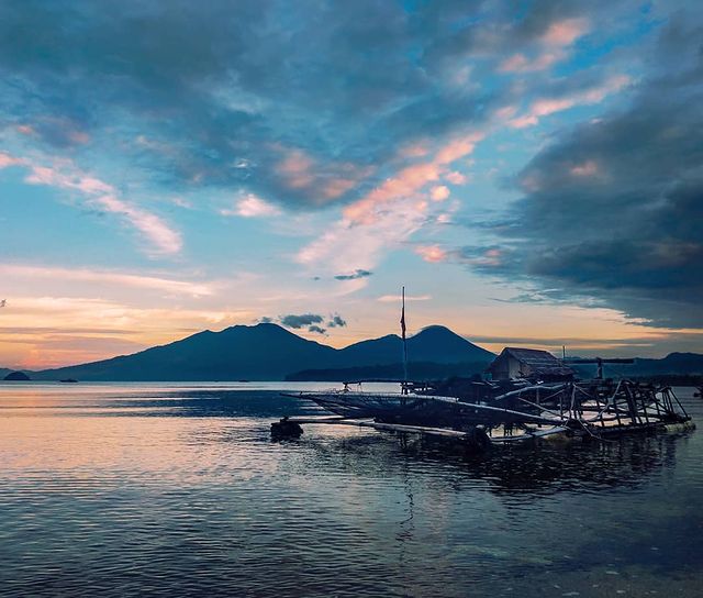 Sebagaimana Pantai Pulisan, Pantai Sampiran juga menghadirkan keindahan pasir putih yang memukau. Sebagaimana Pantai Pulisan, Pantai Sampiran juga menghadirkan keindahan pasir putih yang memukau.