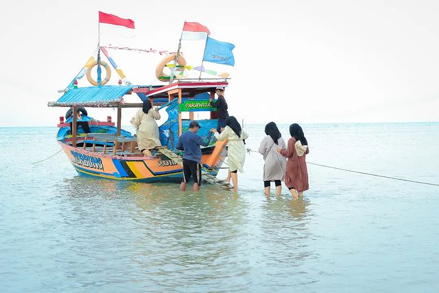 Pantai Tanjung Pakis - Info Tiket Masuk, Foto, Rute, Ulasan