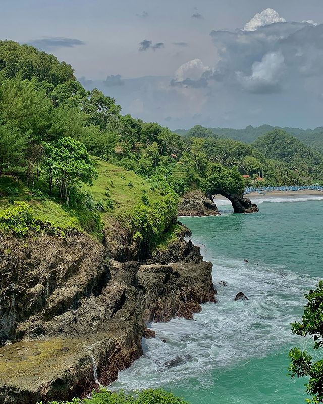 Pesona Tersembunyi di Pantai Gebyuran Pesona Tersembunyi di Pantai Gebyuran