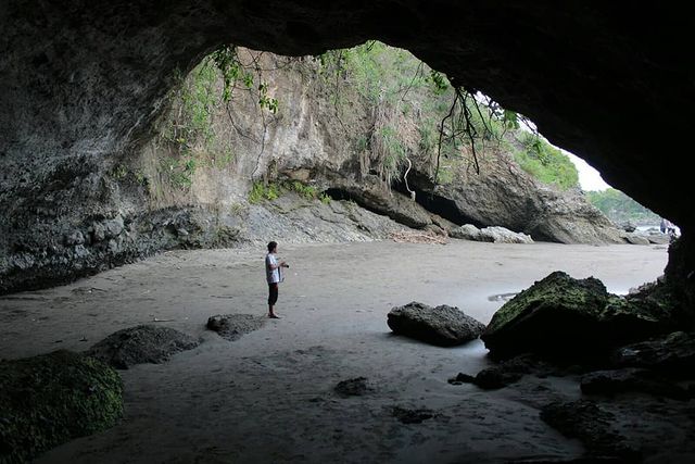 Pantai Karangbolong - Info Tiket Masuk, Foto, Rute, Ulasan