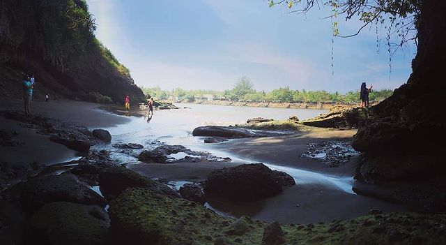 Pantai Karangbolong - Info Tiket Masuk, Foto, Rute, Ulasan