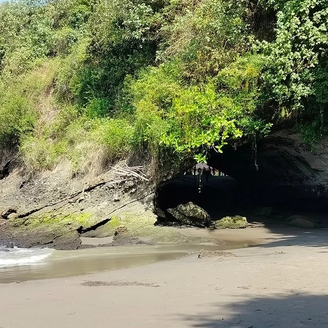 Pantai Karangbolong - Info Tiket Masuk, Foto, Rute, Ulasan