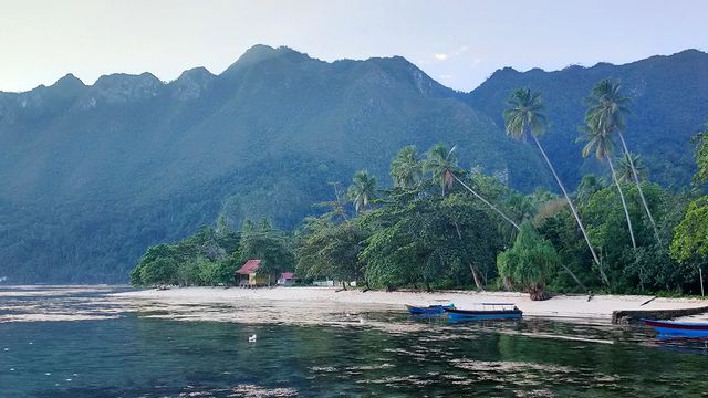 Pantai Ora - Info Tiket Masuk, Foto, Rute, Ulasan