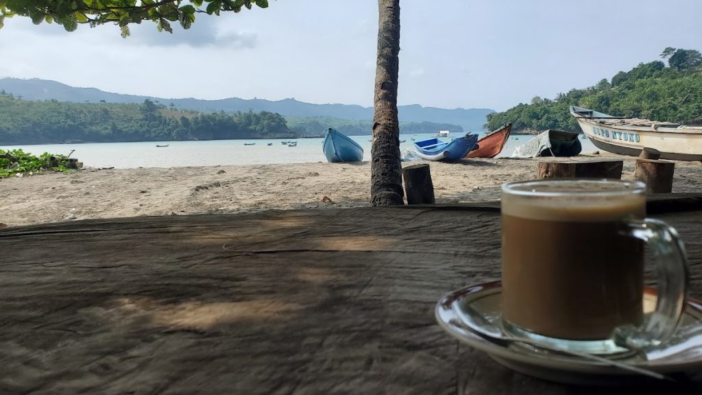 Kehidupan Nelayan Lokal dan Perahu Tradisional di Sekitar Pantai Brumbun Kehidupan Nelayan Lokal dan Perahu Tradisional di Sekitar Pantai Brumbun