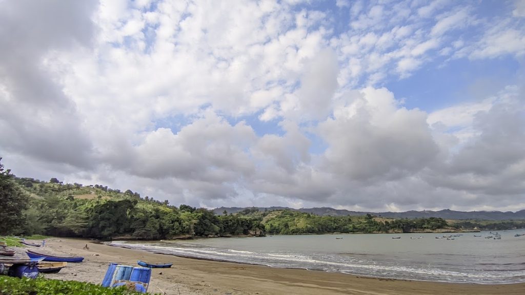 Pesona Panorama Teluk: Ciri Khas Pemandangan Pantai Brumbun Pesona Panorama Teluk: Ciri Khas Pemandangan Pantai Brumbun