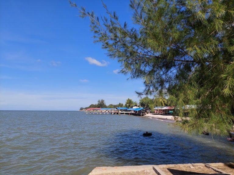 Pantai Cermin - Info Tiket Masuk, Foto, Rute, Ulasan