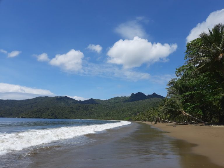Pantai Damas - Info Tiket Masuk, Foto, Rute, Ulasan
