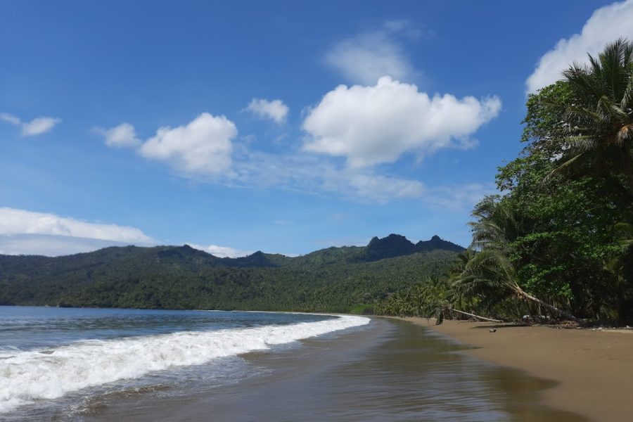 Pantai Damas - Info Tiket Masuk, Foto, Rute, Ulasan