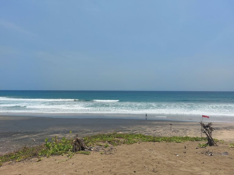 Pantai Dlodo - Info Tiket Masuk, Foto, Rute, Ulasan