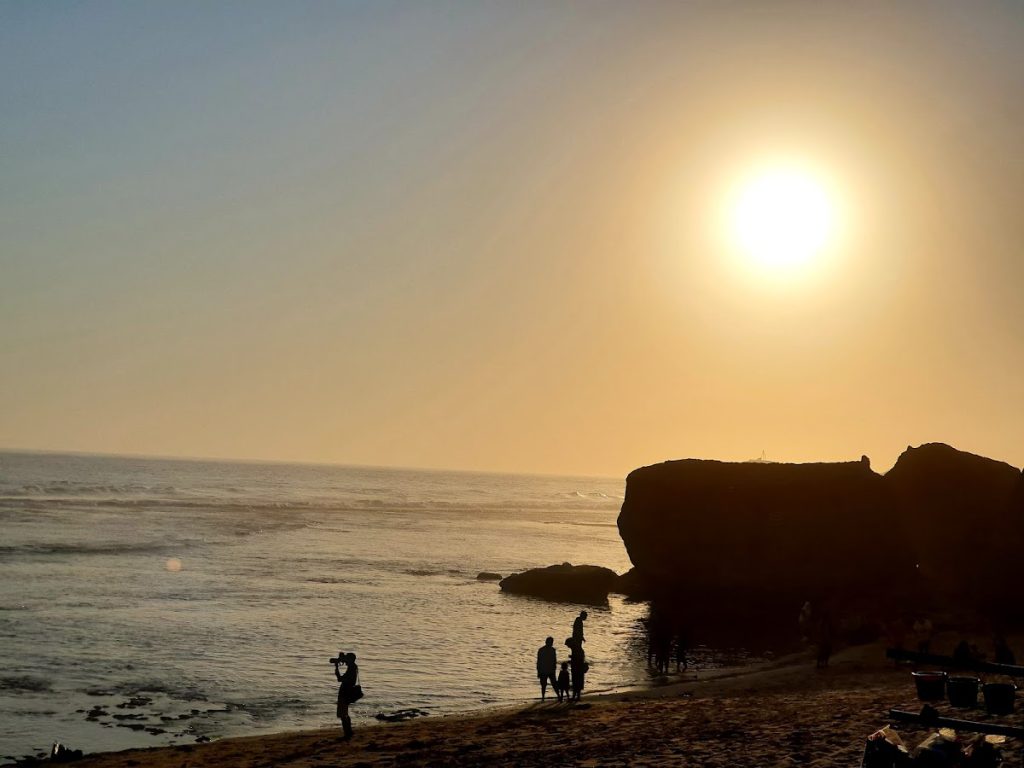 Menanti Romantisme Senja dan Eksplorasi Tebing Karst