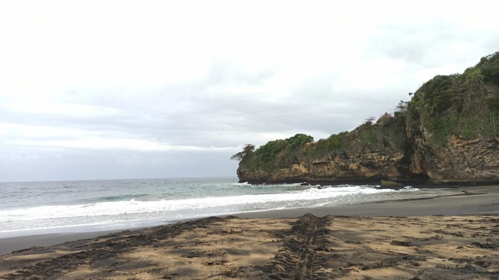 Harga Tiket Masuk dan Fasilitas yang Tersedia Di Pantai Jebring.