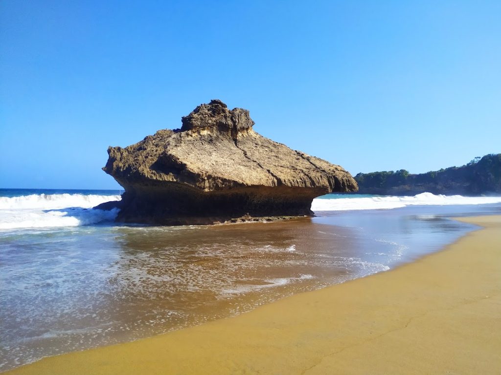 Salah satu ikon yang tak boleh dilewatkan saat berkunjung ke Pantai Jebring adalah batu besar berbentuk unik yang berada di bibir pantai.