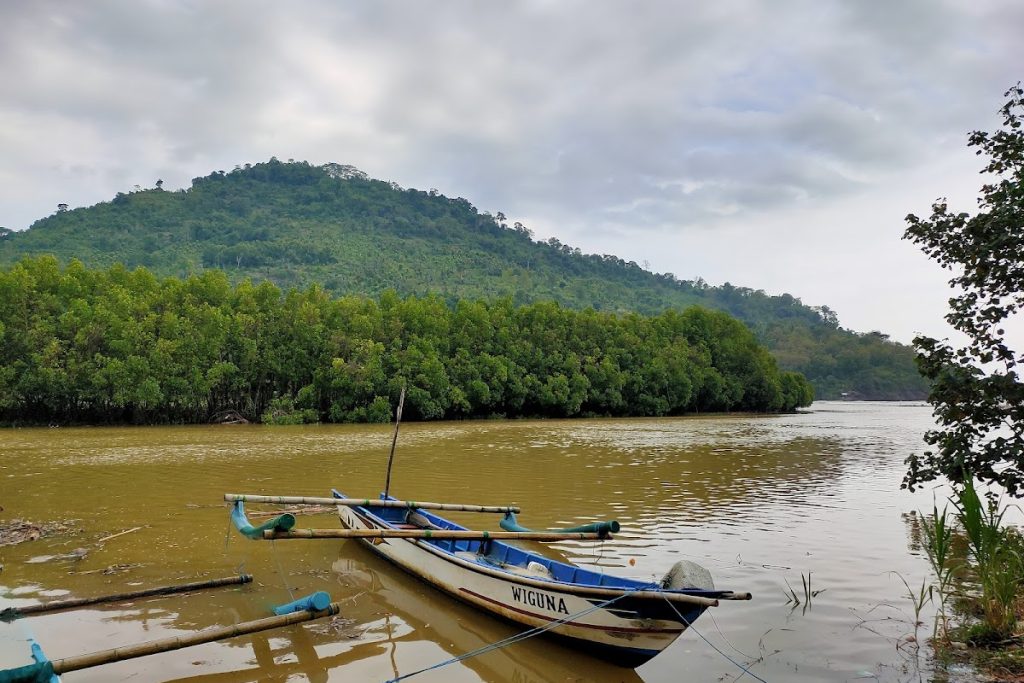 Dengan biaya yang terjangkau, wisatawan akan diajak menyusuri Muara Kali Gedangan yang langsung terhubung ke Pantai Konang. Dengan biaya yang terjangkau, wisatawan akan diajak menyusuri Muara Kali Gedangan yang langsung terhubung ke Pantai Konang.