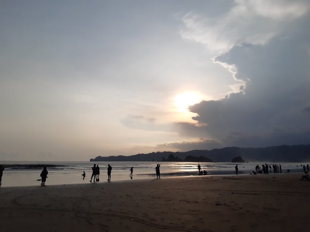 Salah satu momen yang paling dinanti di Pantai Konang adalah saat matahari terbenam. Salah satu momen yang paling dinanti di Pantai Konang adalah saat matahari terbenam.