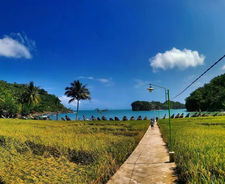 Pantai Kuyon - Info Tiket Masuk, Foto, Rute, Ulasan