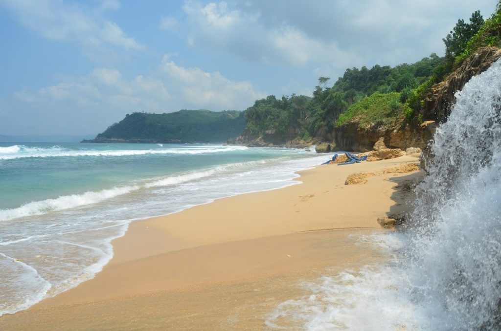 Daya Tarik Wisata Pantai Pacar Daya Tarik Wisata Pantai Pacar