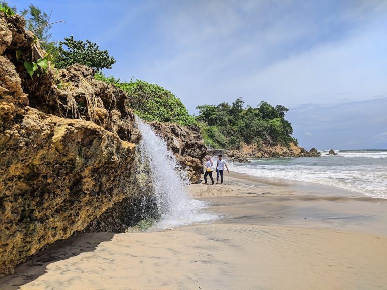 Pantai Pacar Tulungangung - Info Tiket Masuk, Foto, Rute, Ulasan