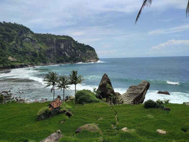 Pantai Pangasan - Info Tiket Masuk, Foto, Rute, Ulasan