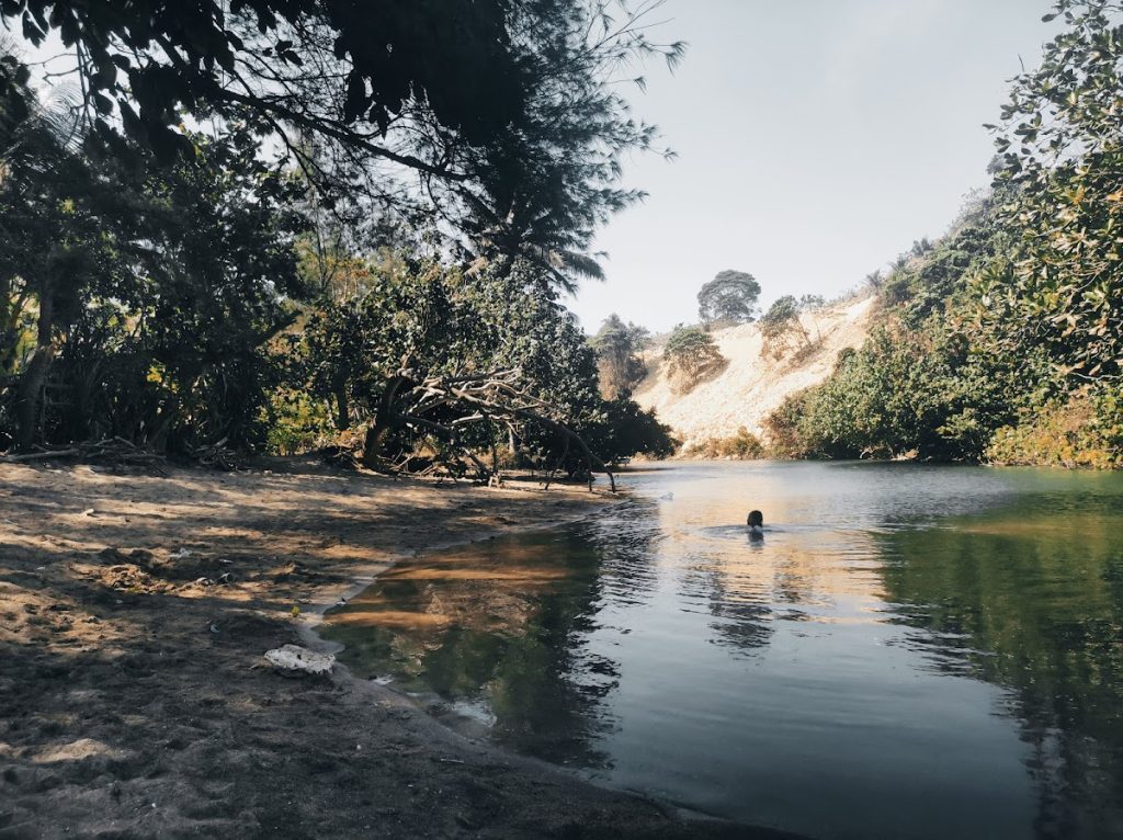 Suasana dan Daya Tarik Alam Pantai Pangi Suasana dan Daya Tarik Alam Pantai Pangi