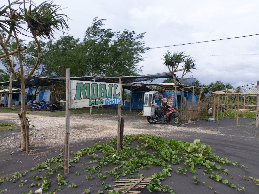 Fasilitas Umum dan Kenyamanan Wisatawan Di Pantai Paseban Fasilitas Umum dan Kenyamanan Wisatawan Di Pantai Paseban