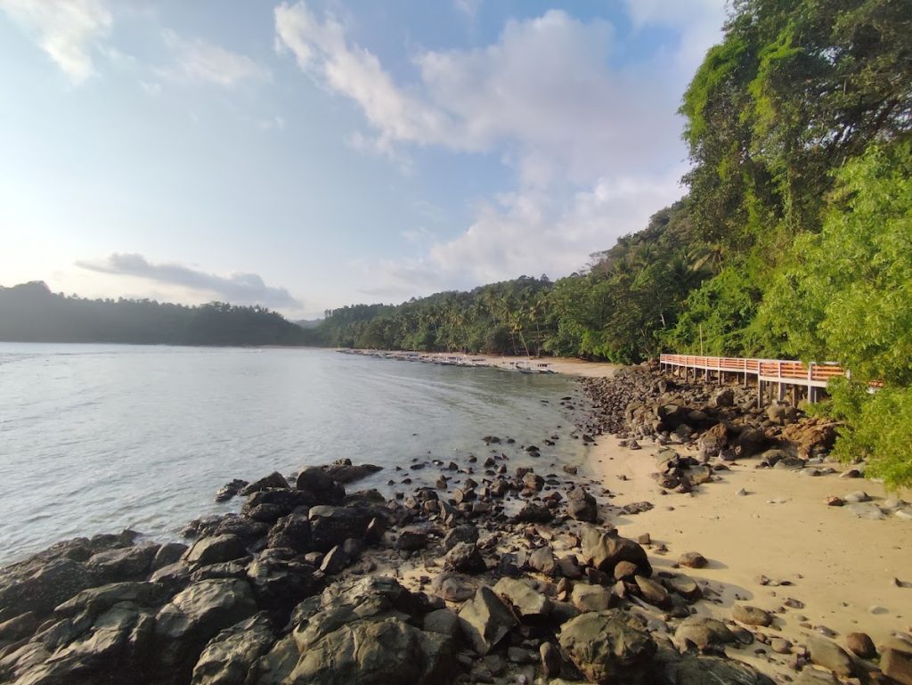 Daya Tarik Utama Pantai Pasir Putih Karanggongso Daya Tarik Utama Pantai Pasir Putih Karanggongso