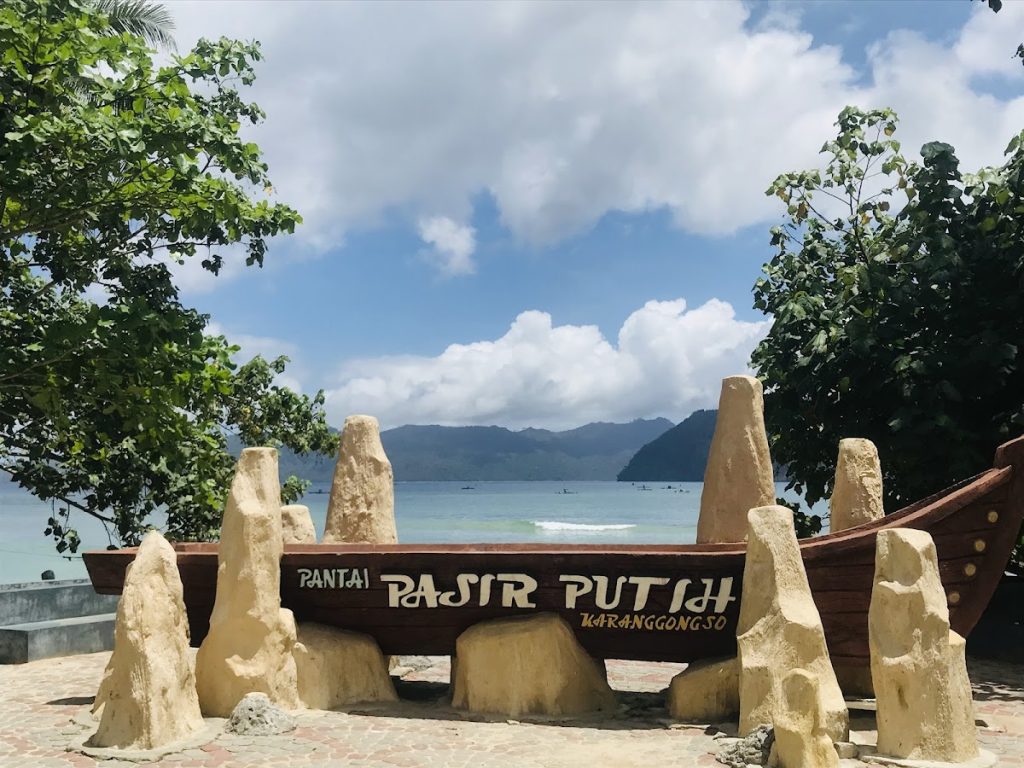 Fasilitas Penunjang yang Lengkap dan Nyaman Di Pantai Pasir Putih Karanggongso Fasilitas Penunjang yang Lengkap dan Nyaman Di Pantai Pasir Putih Karanggongso