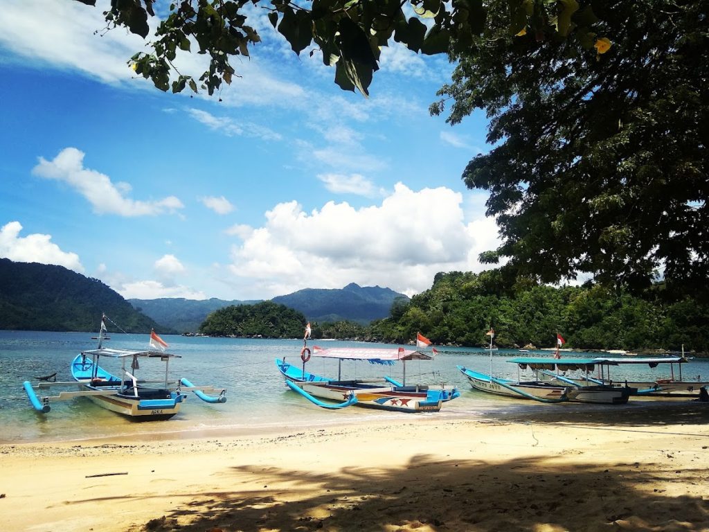 Harga Tiket Masuk dan Biaya Wahana Di Pantai Pasir Putih Karanggongso Harga Tiket Masuk dan Biaya Wahana Di Pantai Pasir Putih Karanggongso