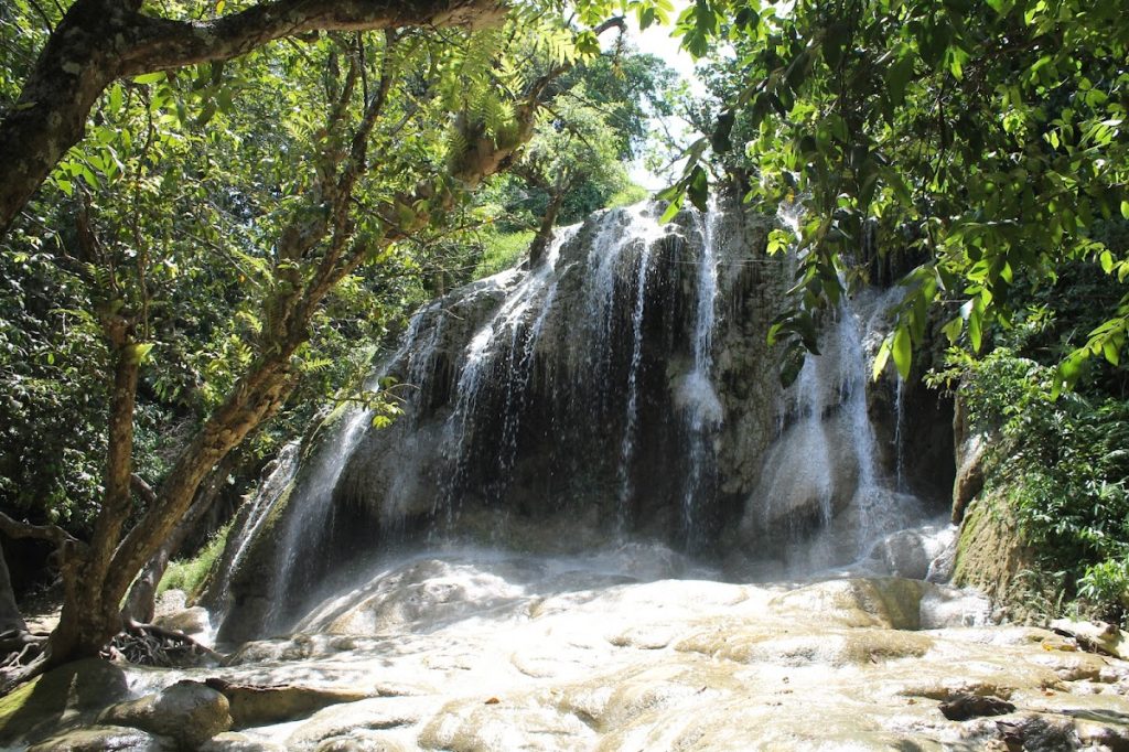 Air Terjun Pelang: Kesegaran Alami di Tepi Pantai