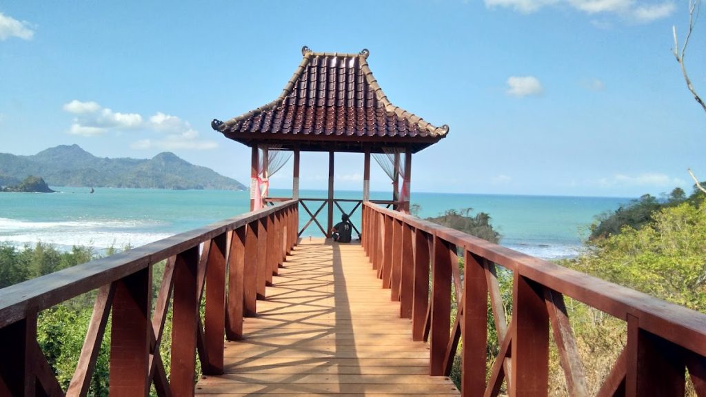 Gardu Pandang: Menikmati Keindahan Pantai Pelang dari Ketinggian