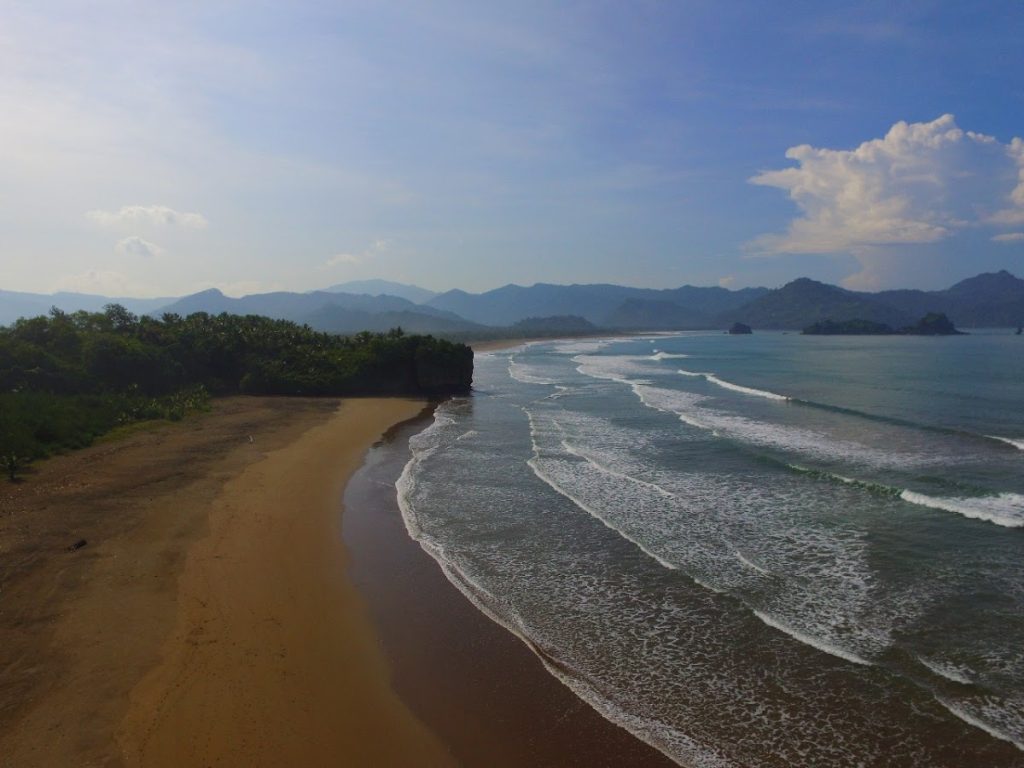 Daya Tarik Utama Pantai Pelang