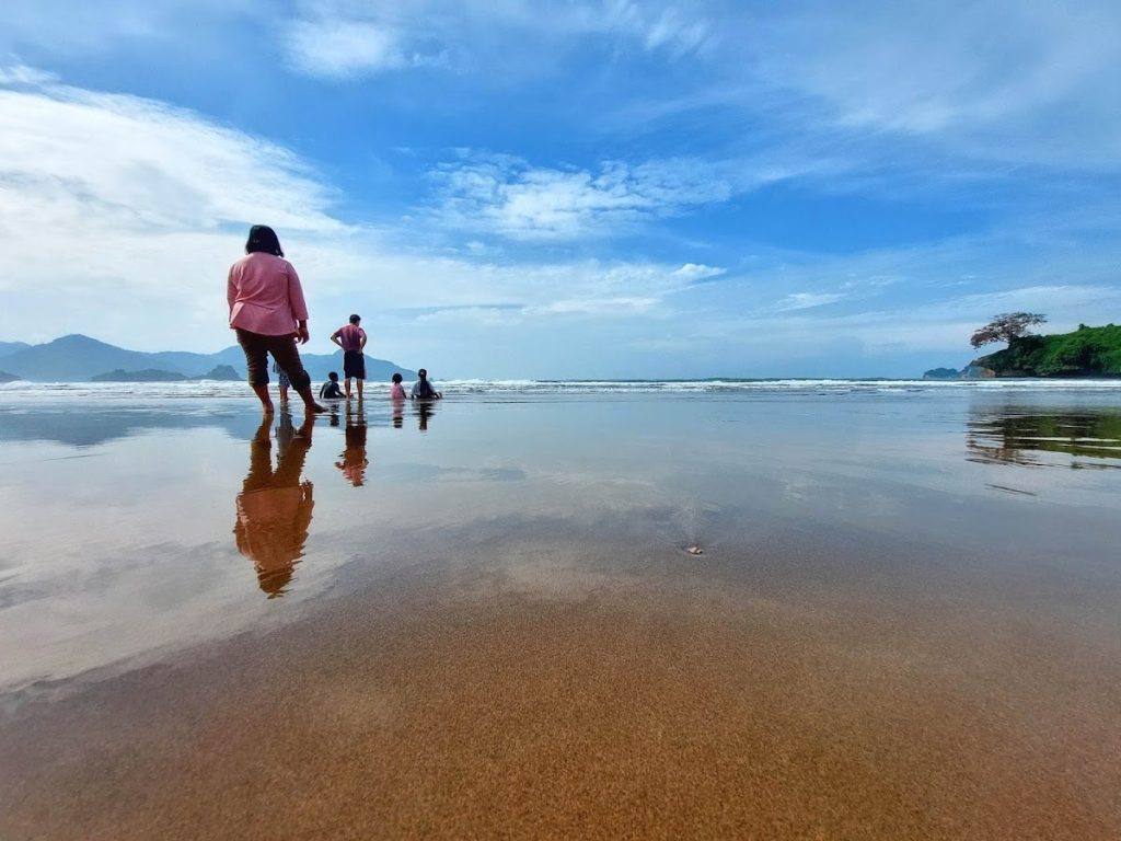 Pantai Pelang - Info Tiket Masuk, Foto, Rute, Ulasan