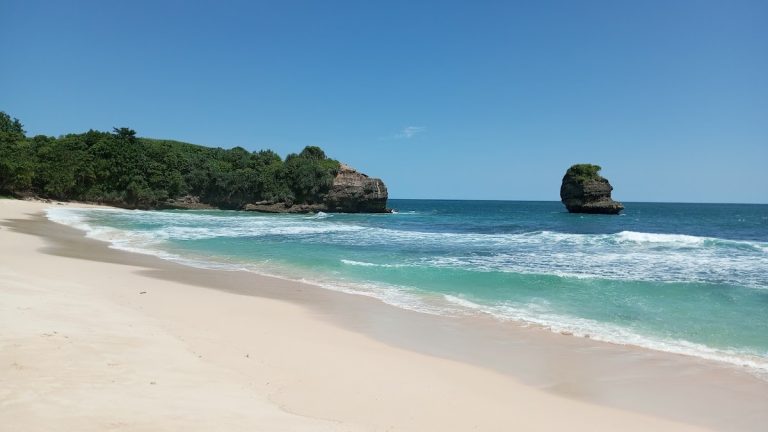 Pantai Pudak - Info Tiket Masuk, Foto, Rute, Ulasan