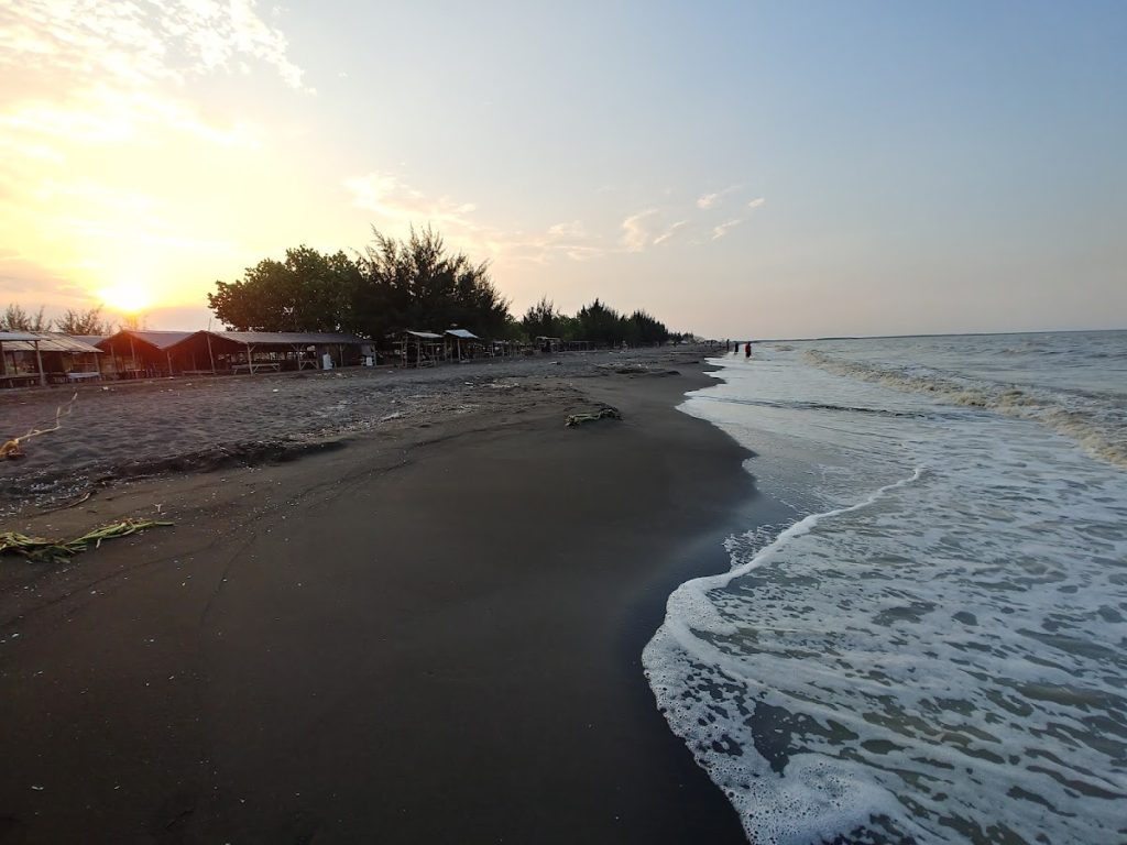 Daya Tarik dan Keunikan Pantai Randusanga Indah Daya Tarik dan Keunikan Pantai Randusanga Indah