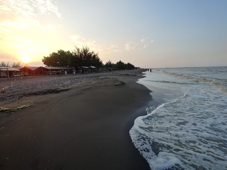 Pantai Randusanga Indah - Info Tiket Masuk, Foto, Rute, Ulasan