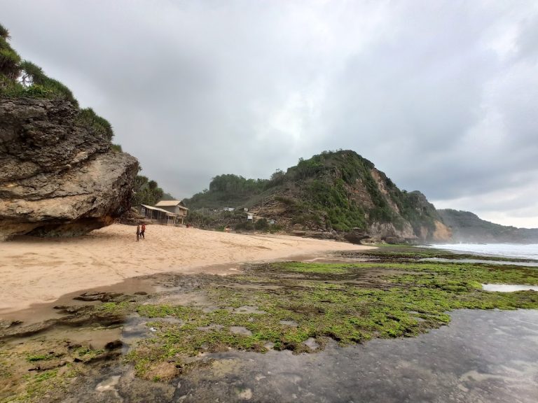 Pantai Seruni - Info Tiket Masuk, Foto, Rute, Ulasan