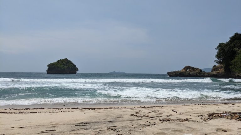 Pantai Sioro - Info Tiket Masuk, Foto, Rute, Ulasan