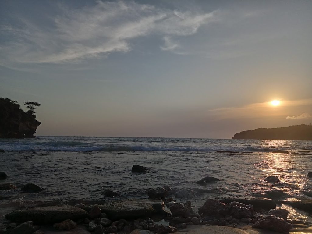 Review Lengkap Pantai Tirisan: Surga Tersembunyi di Perbatasan Trenggalek dan Pacitan Review Lengkap Pantai Tirisan: Surga Tersembunyi di Perbatasan Trenggalek dan Pacitan