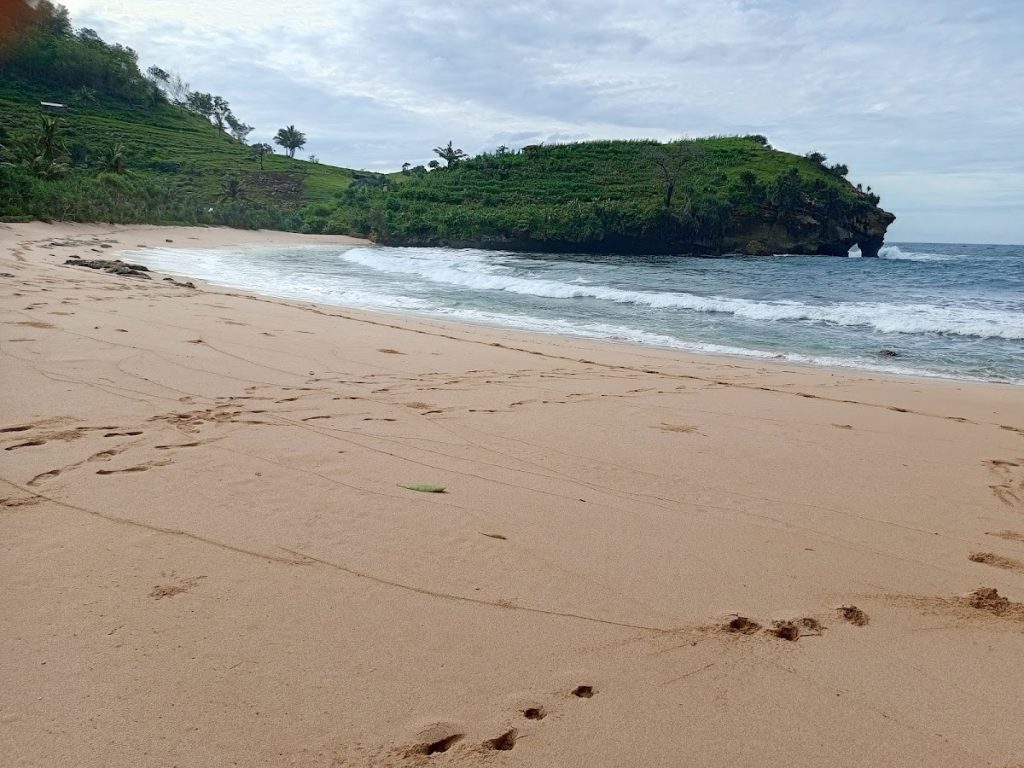Pantai Tirisan, atau yang juga dikenal sebagai Pantai Ngalamun Pantai Tirisan, atau yang juga dikenal sebagai Pantai Ngalamun