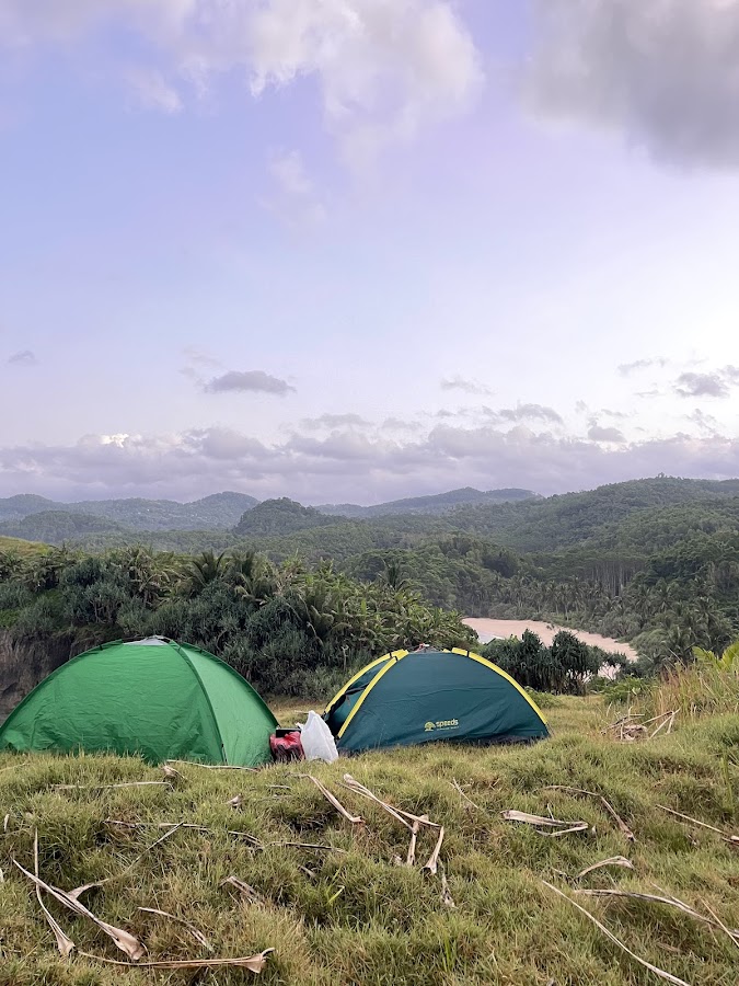 Area sekitar Pantai Tirisan juga dihiasi dengan bukit dan padang rumput luas, yang sangat ideal dijadikan lokasi untuk berkemah. Area sekitar Pantai Tirisan juga dihiasi dengan bukit dan padang rumput luas, yang sangat ideal dijadikan lokasi untuk berkemah.