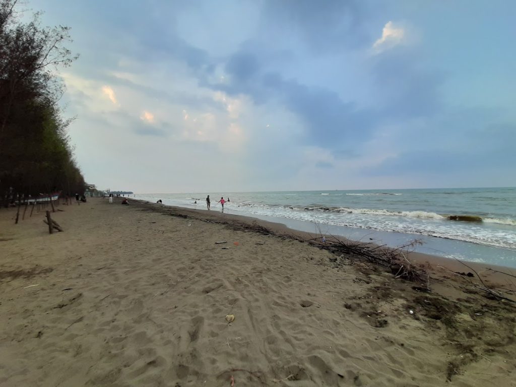 Fasilitas Umum dan Kenyamanan Pengunjung Di Pantai Wonokerto. Fasilitas Umum dan Kenyamanan Pengunjung Di Pantai Wonokerto.