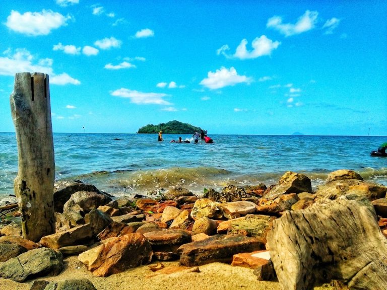 Pantai Tete Tonra - Info Tiket Masuk, Foto, Rute, Ulasan